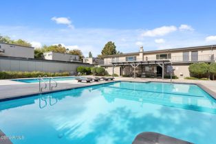 Condominium, 22050 Calvert st, Woodland Hills, CA 91367 - 22