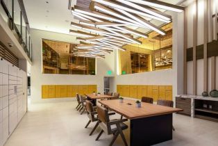 , 1625 Lincoln blvd, Santa Monica, CA 90404 - 5