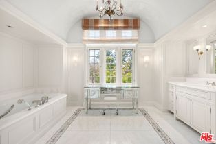 Single Family Residence, 10301 Strathmore dr, Westwood, CA 90024 - 12