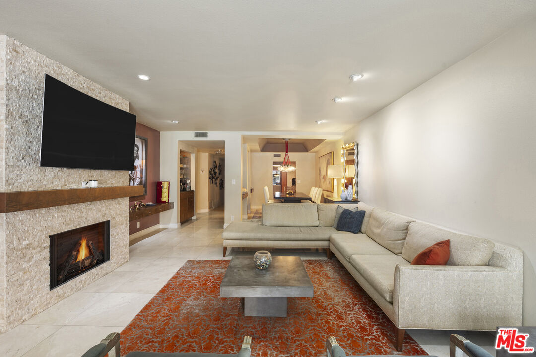 , 8455 Fountain ave, West Hollywood , CA 90069 - 1