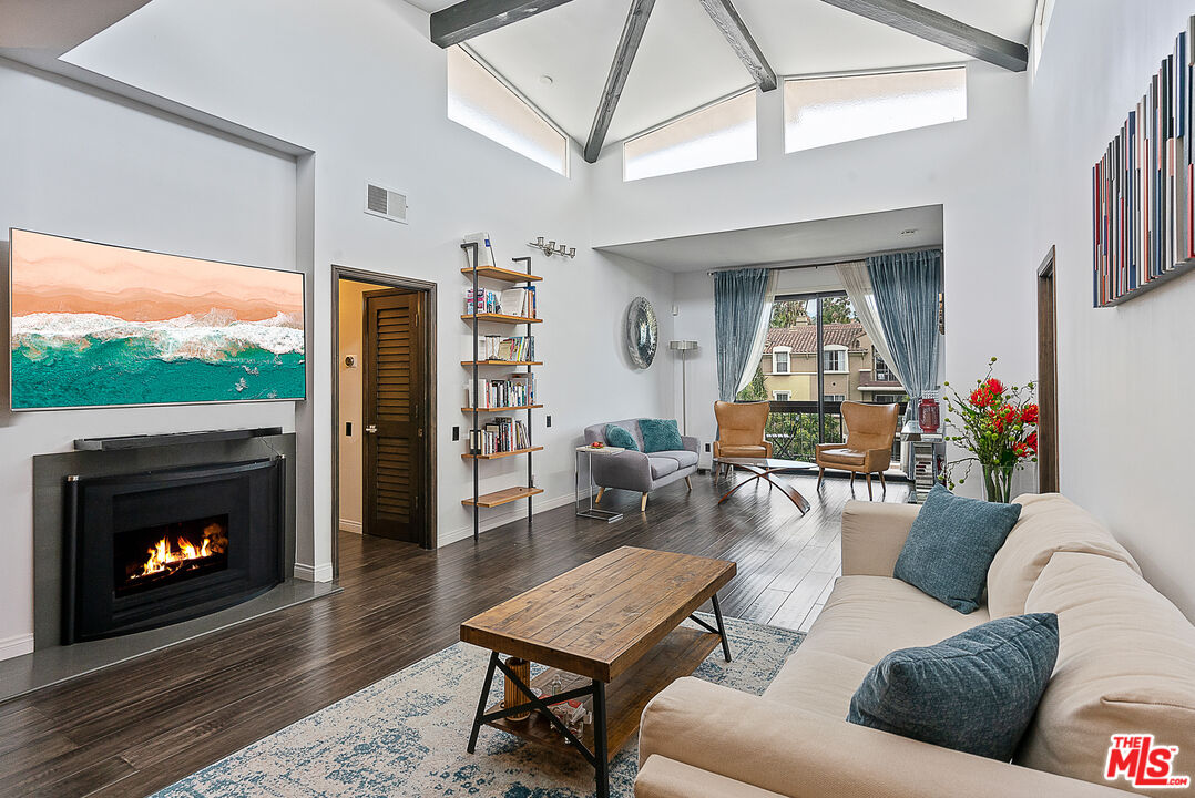 Condominium, 2175 Beverly Glen blvd, Westwood, CA 90025 - 1