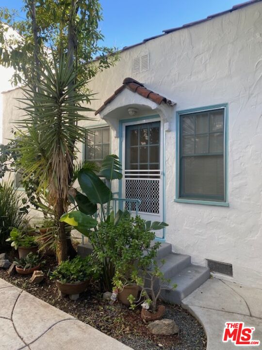 , 1040 Sweetzer ave, West Hollywood , CA 90069 - 1