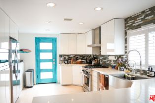 Single Family Residence, 114 Pacific ave, Venice, CA 90291 - 4