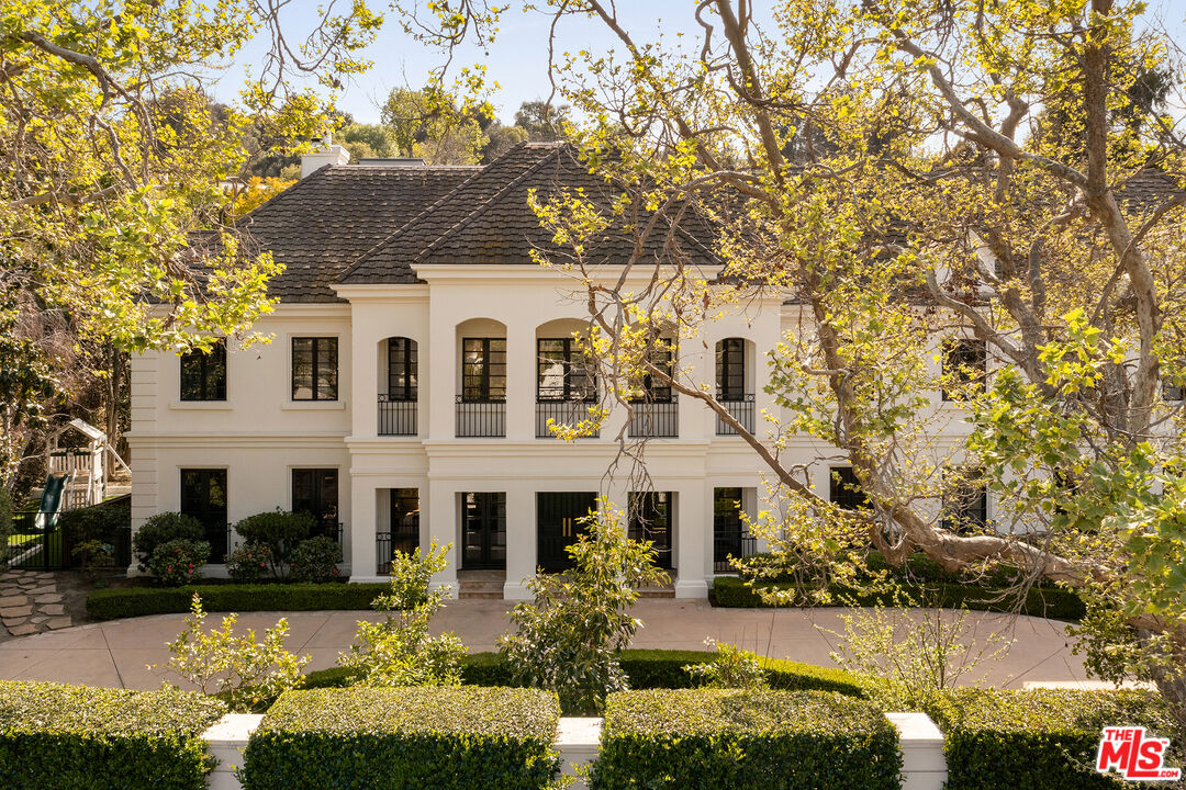 Single Family Residence, 3901 Longridge ave, Sherman Oaks, CA 91423 - 1