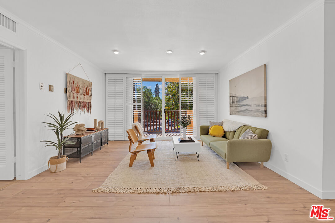 Condominium, 12955 Riverside dr, Sherman Oaks, CA 91423 - 1