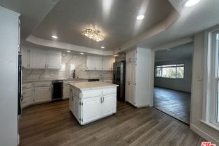 Single Family Residence, 19555 Oxnard st, Tarzana, CA 91356 - 19