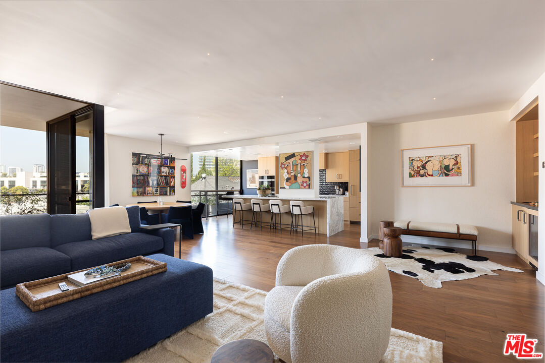 Condominium, 211 Spalding dr, Beverly Hills, CA 90212 - 1