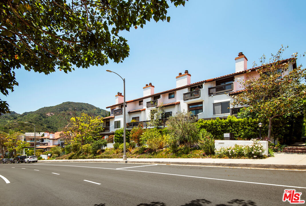 , 1571 Palisades dr, Pacific Palisades, CA 90272 - 1