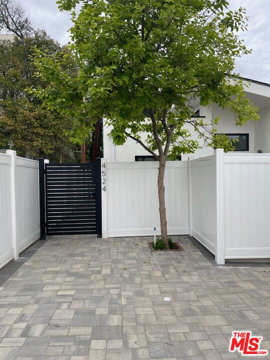 Single Family Residence, 4524 Mammoth Ave., Sherman Oaks, CA 91423 - 1