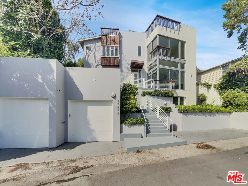 Single Family Residence, 13424 Contour dr, Sherman Oaks, CA 91423 - 1