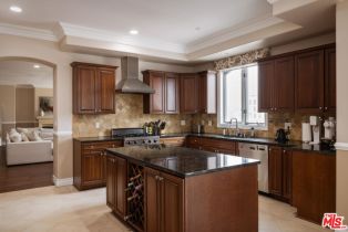 Condominium, 132 Crescent dr, Beverly Hills, CA 90212 - 4