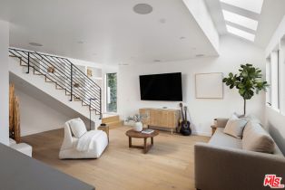 , 1169 Palms blvd, Venice, CA 90291 - 3