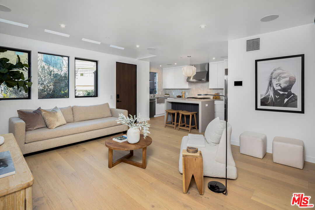 , 1169 Palms blvd, Venice, CA 90291 - 1