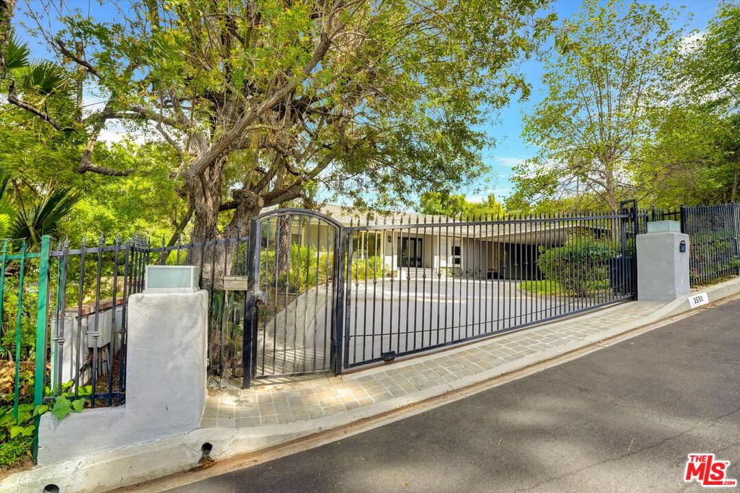 Single Family Residence, 3530 Royal Woods dr, Sherman Oaks, CA 91403 - 1