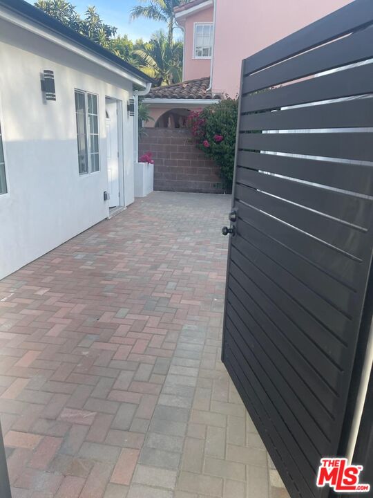 , 4522 Mammoth ave, Sherman Oaks, CA 91423 - 1