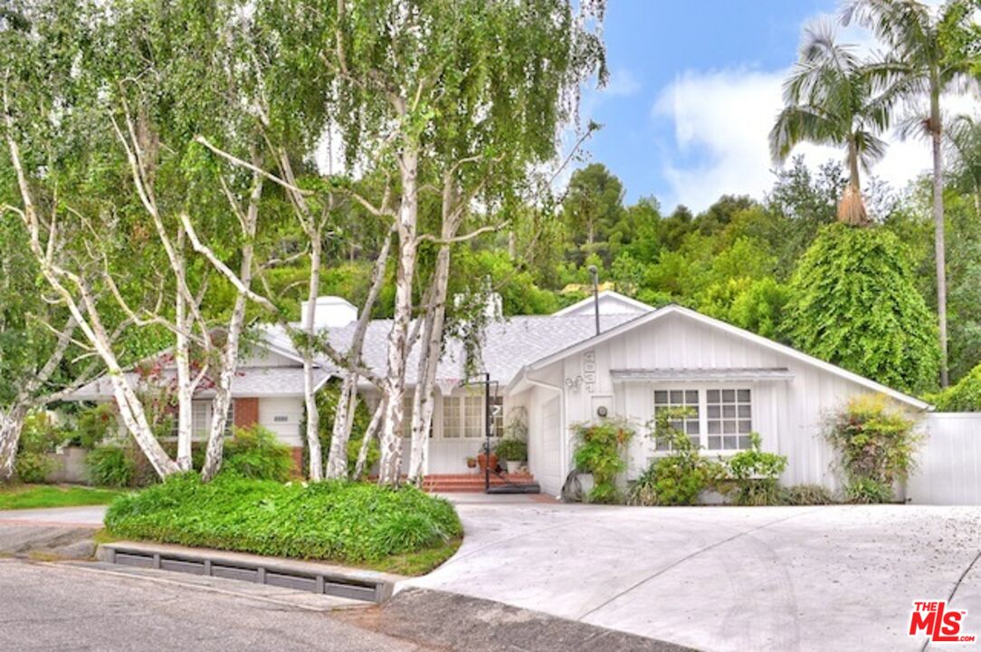 , 4031 Hollyline ave, Sherman Oaks, CA 91423 - 1