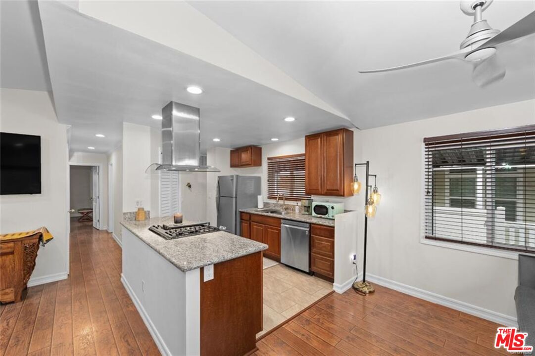 , 4201 Topanga Canyon blvd, Woodland Hills, CA 91364 - 1