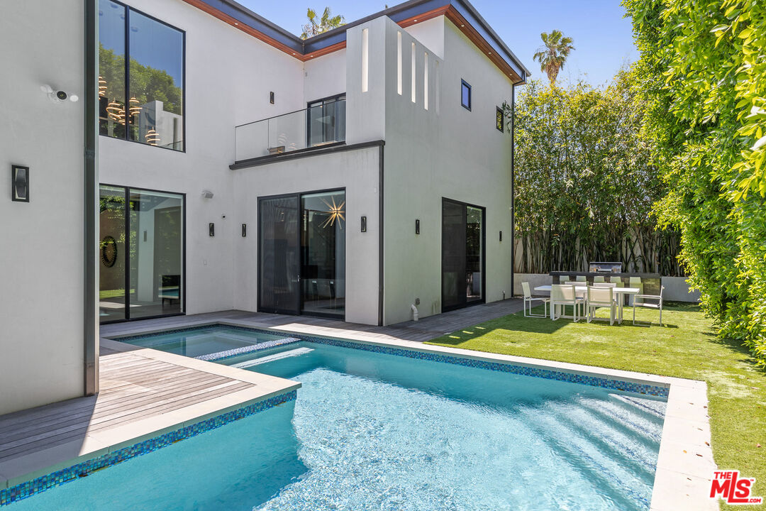 Single Family Residence, 15241 Greenleaf st, Sherman Oaks, CA 91403 - 1