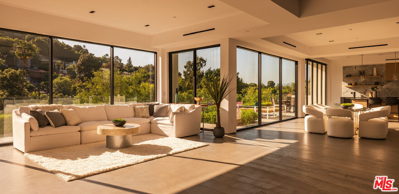 Single Family Residence, 3920 Knobhill dr, Sherman Oaks, CA 91423 - 1