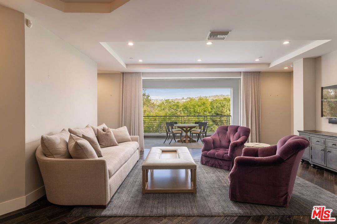 Condominium, 460 Palm dr, Beverly Hills, CA 90210 - 1