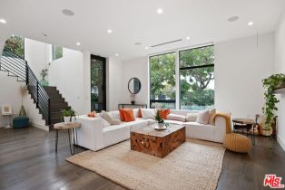 , 2450 Glencoe ave, Venice, CA 90291 - 3