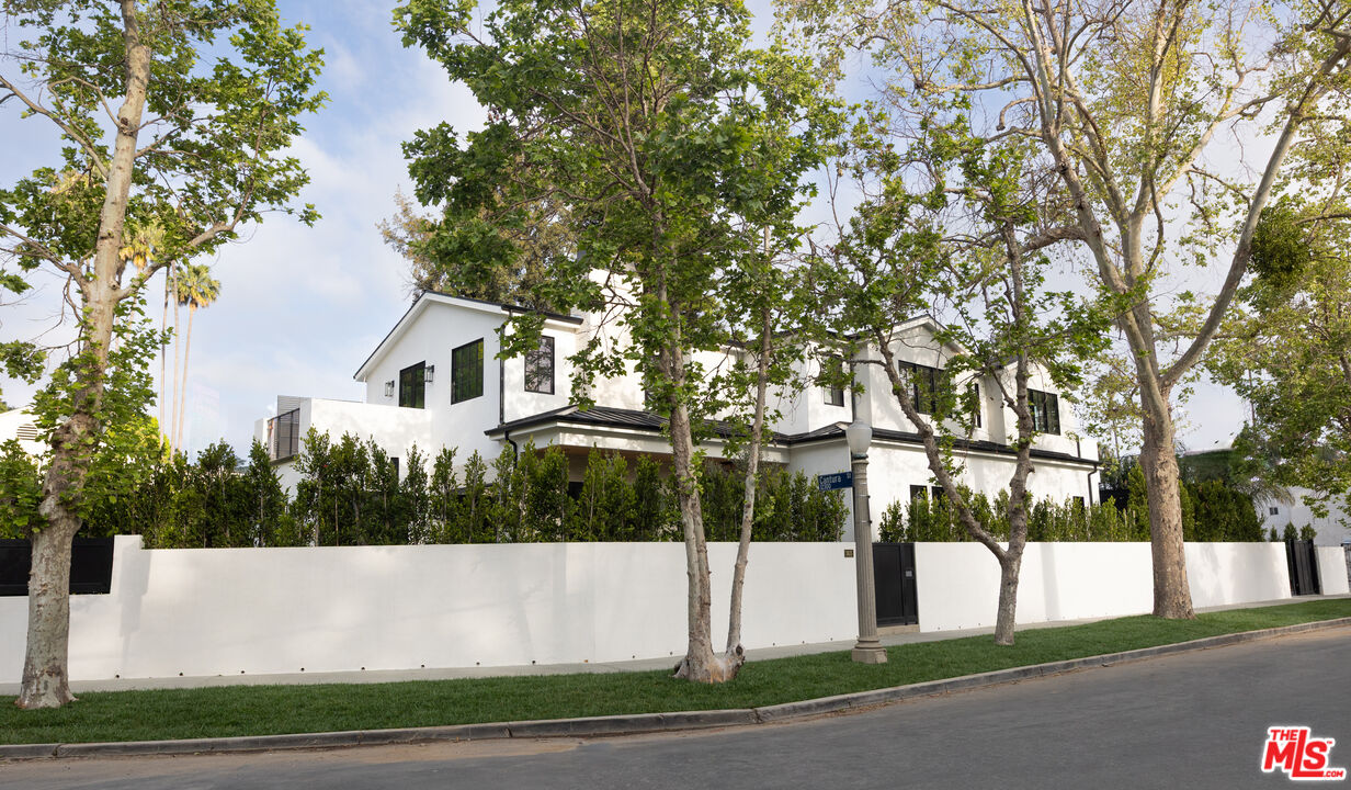 Single Family Residence, 3935 Rhodes ave, Studio City, CA 91604 - 1