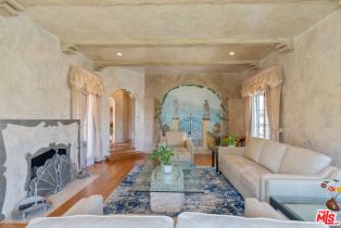 , 1511 Pandora ave, Westwood, CA 90024 - 9