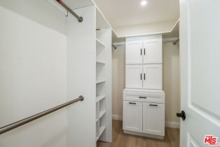 Single Family Residence, 22131 Victory blvd, Woodland Hills, CA 91303 - 22