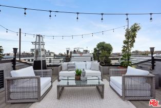 Single Family Residence, 126 Thornton pl, Venice, CA 90291 - 4