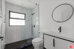 , 1325 Cabrillo ave, Venice, CA 90291 - 7