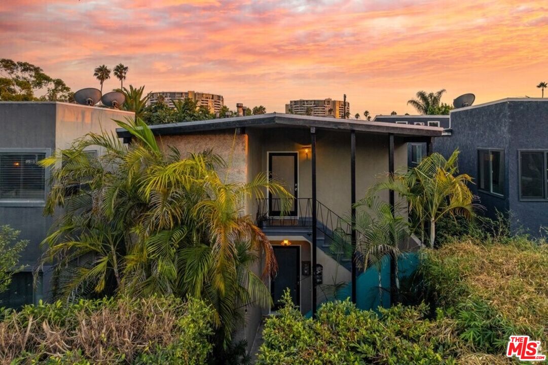 , 2521 Abbot Kinney blvd, Venice, CA 90291 - 1