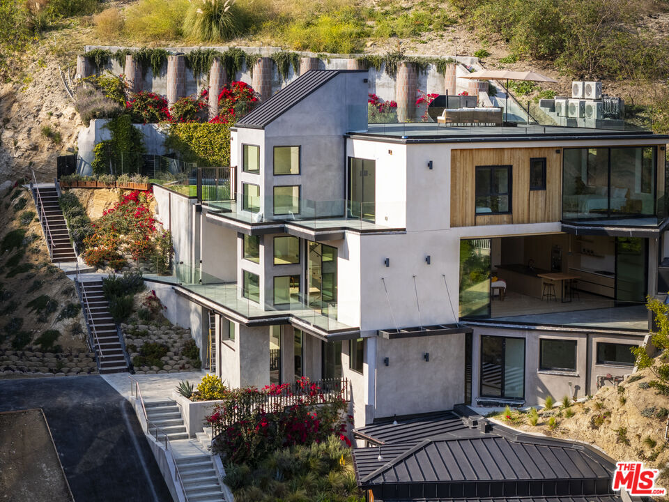 , 3755 Camino De La Cumbre, Sherman Oaks, CA 91423 - 1