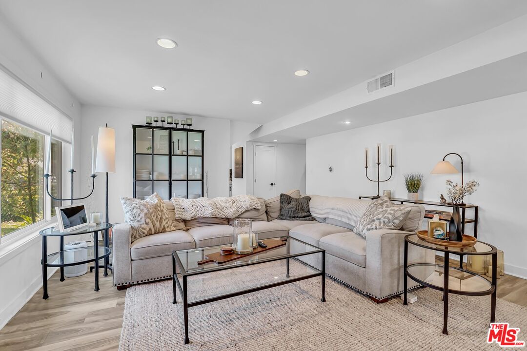 Condominium, 18547 Collins st, Tarzana, CA 91356 - 1