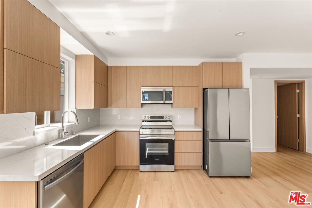 Single Family Residence, 5910 Mammoth ave, Sherman Oaks, CA 91401 - 1