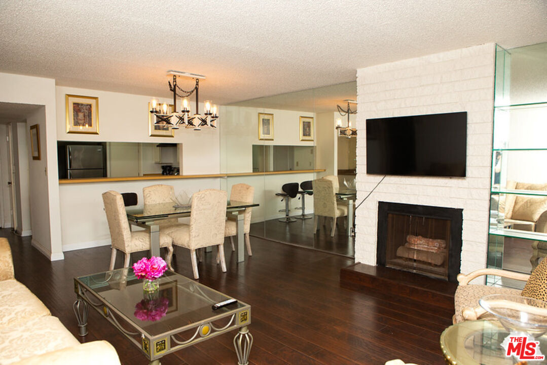 , 10966 Rochester ave, Westwood, CA 90024 - 1