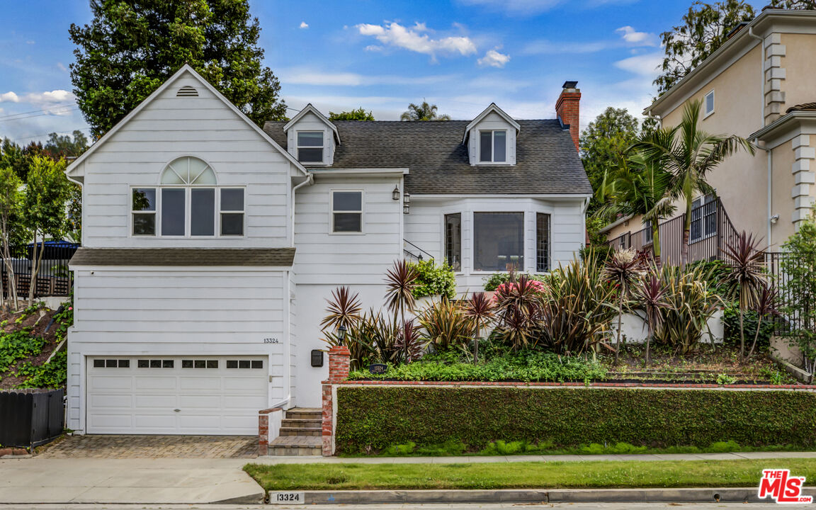 Single Family Residence, 13324 Valley Vista blvd, Sherman Oaks, CA 91423 - 1