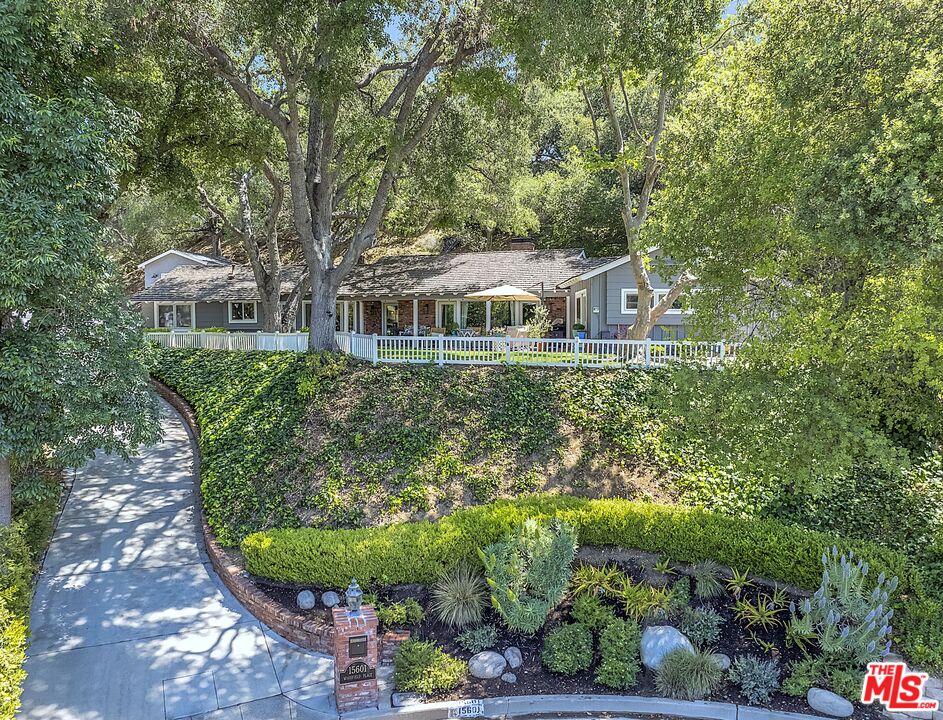 Single Family Residence, 15601 Woodfield pl, Sherman Oaks, CA 91403 - 1