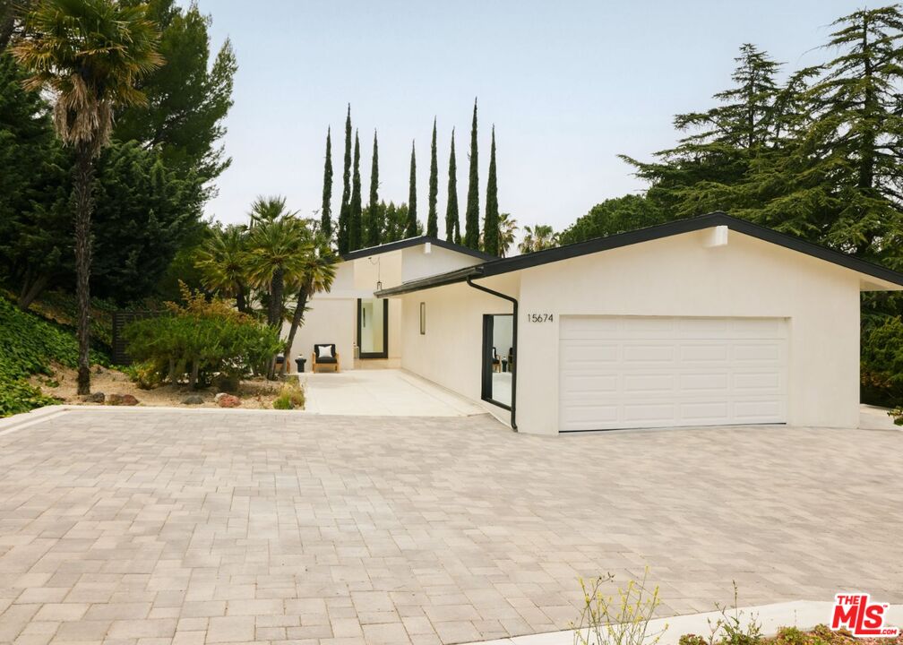 Single Family Residence, 15674 Royal Ridge rd, Sherman Oaks, CA 91403 - 1