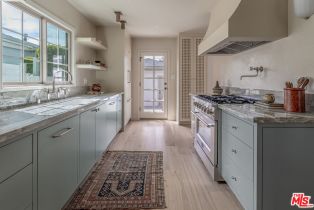 Single Family Residence, 2453 Oak st, Santa Monica, CA 90405 - 3