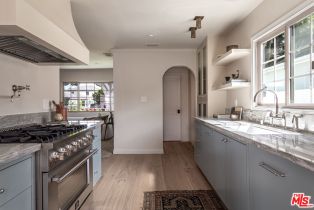 Single Family Residence, 2453 Oak st, Santa Monica, CA 90405 - 5