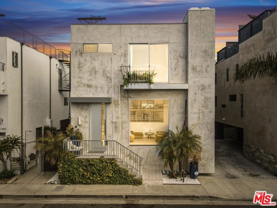 , 657 Mildred ave, Venice, CA 90291 - 1