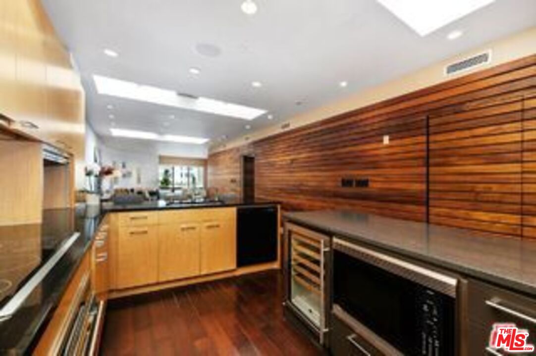 , 140 Ocean Park blvd, Santa Monica, CA 90405 - 1