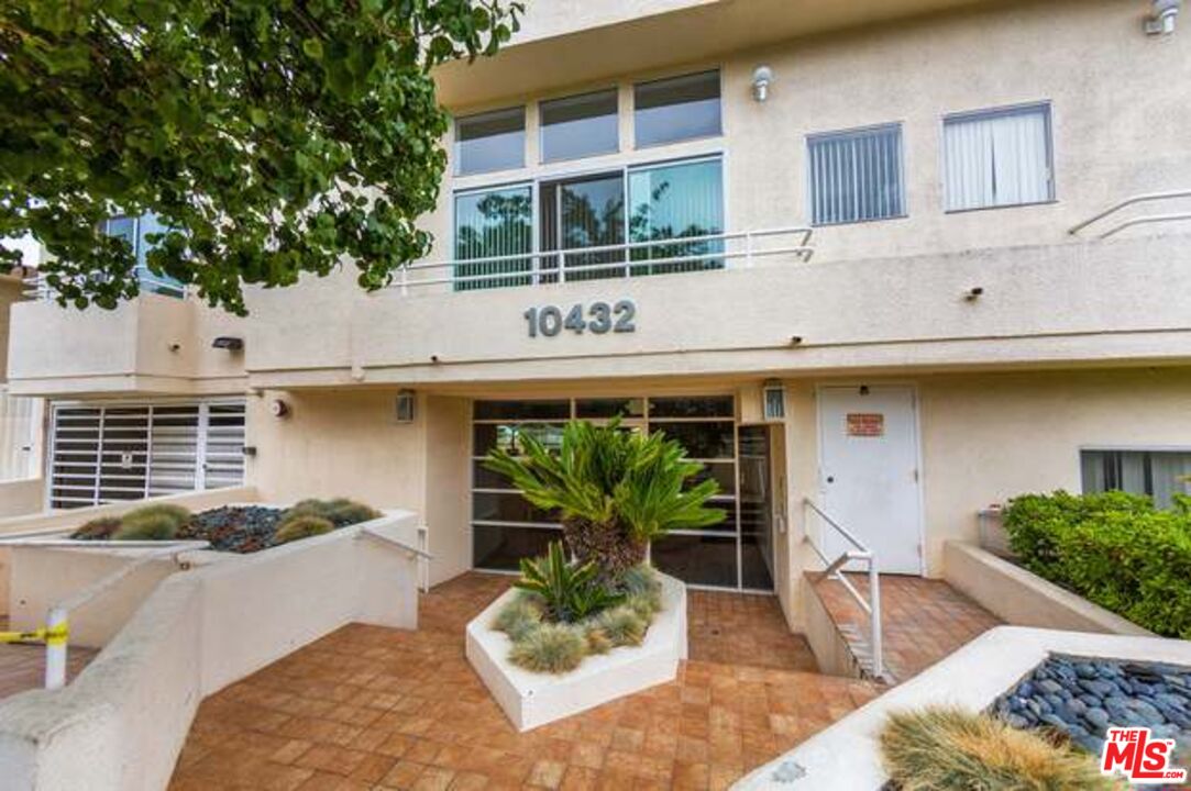 Condominium, 10432 Eastborne ave, Westwood, CA 90024 - 1