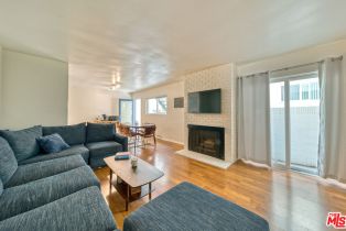 , 1524 Berkeley, Santa Monica, CA 90404 - 4