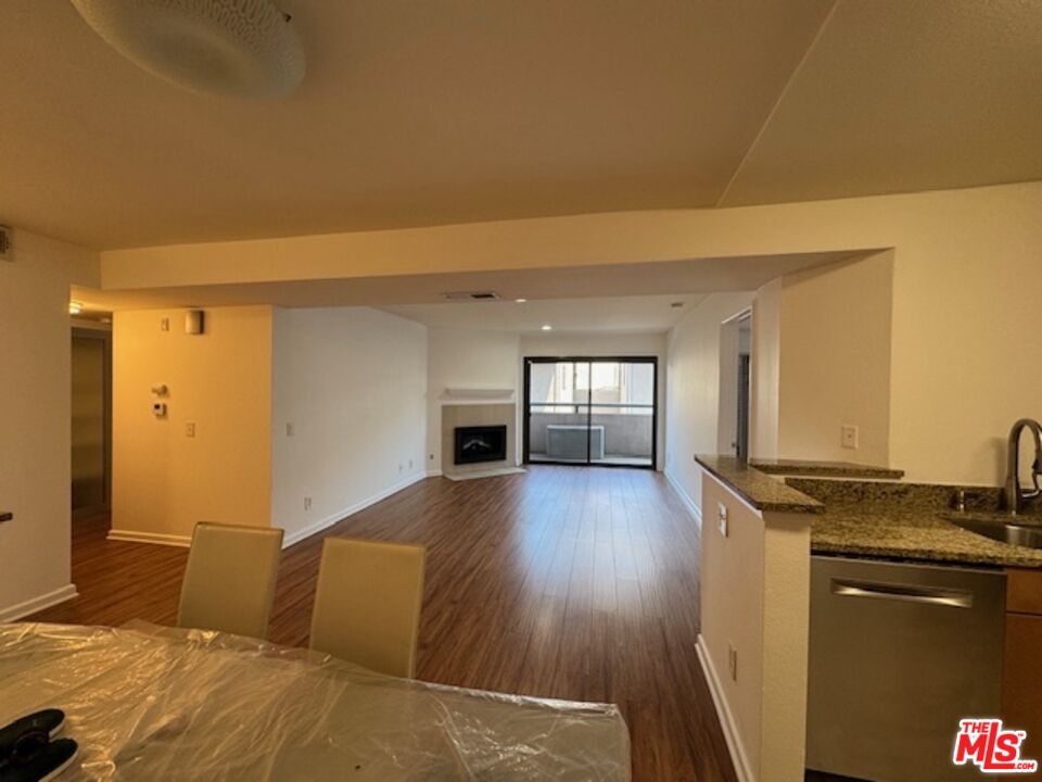 , 8300 Manitoba st, Playa Del Rey , CA 90293 - 1