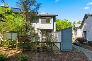Condominium,  Village parkway, Napa, CA 94558 - 2