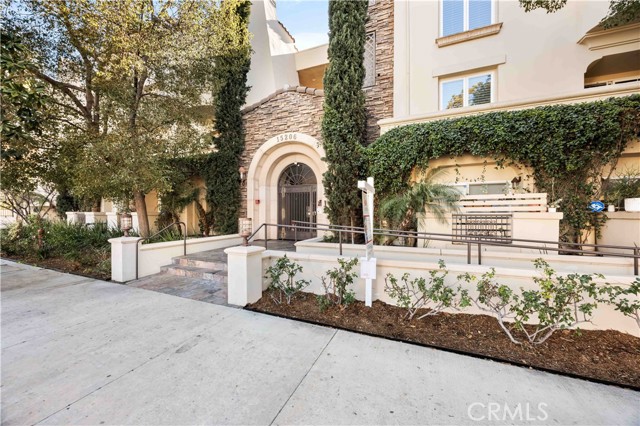 Condominium, 15206 Burbank blvd, Sherman Oaks, CA 91411 - 1