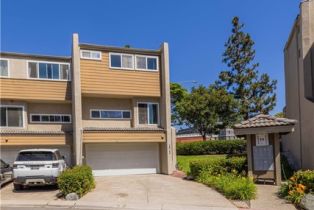 Condominium, 18706 Racquet LN, Huntington Beach, CA  Huntington Beach, CA 92648