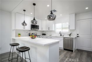 Single Family Residence, 10806 St Andrews pl, Westwood, CA 90047 - 7