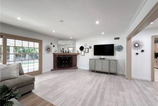 Single Family Residence, 19710 Henshaw st, Woodland Hills, CA 91364 - 2